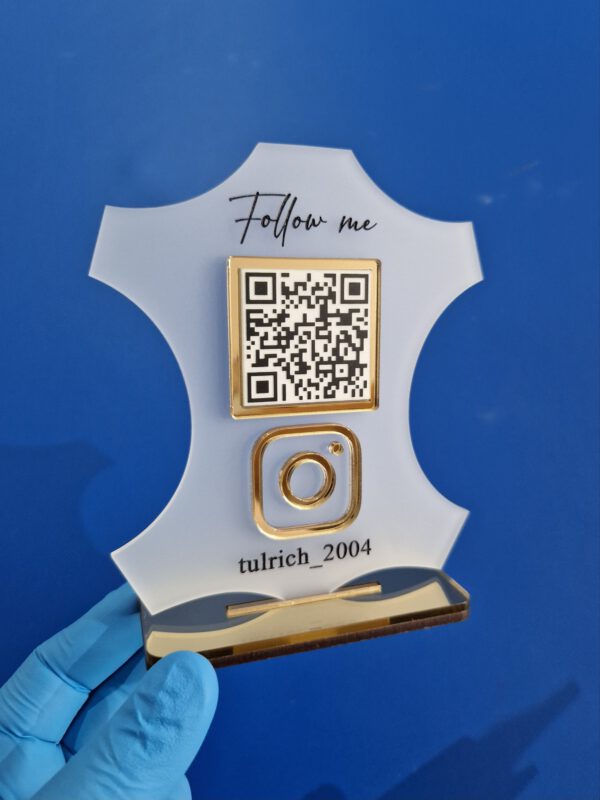 QR Socialmediaständer-18 Sattlerei mit Wunschtext